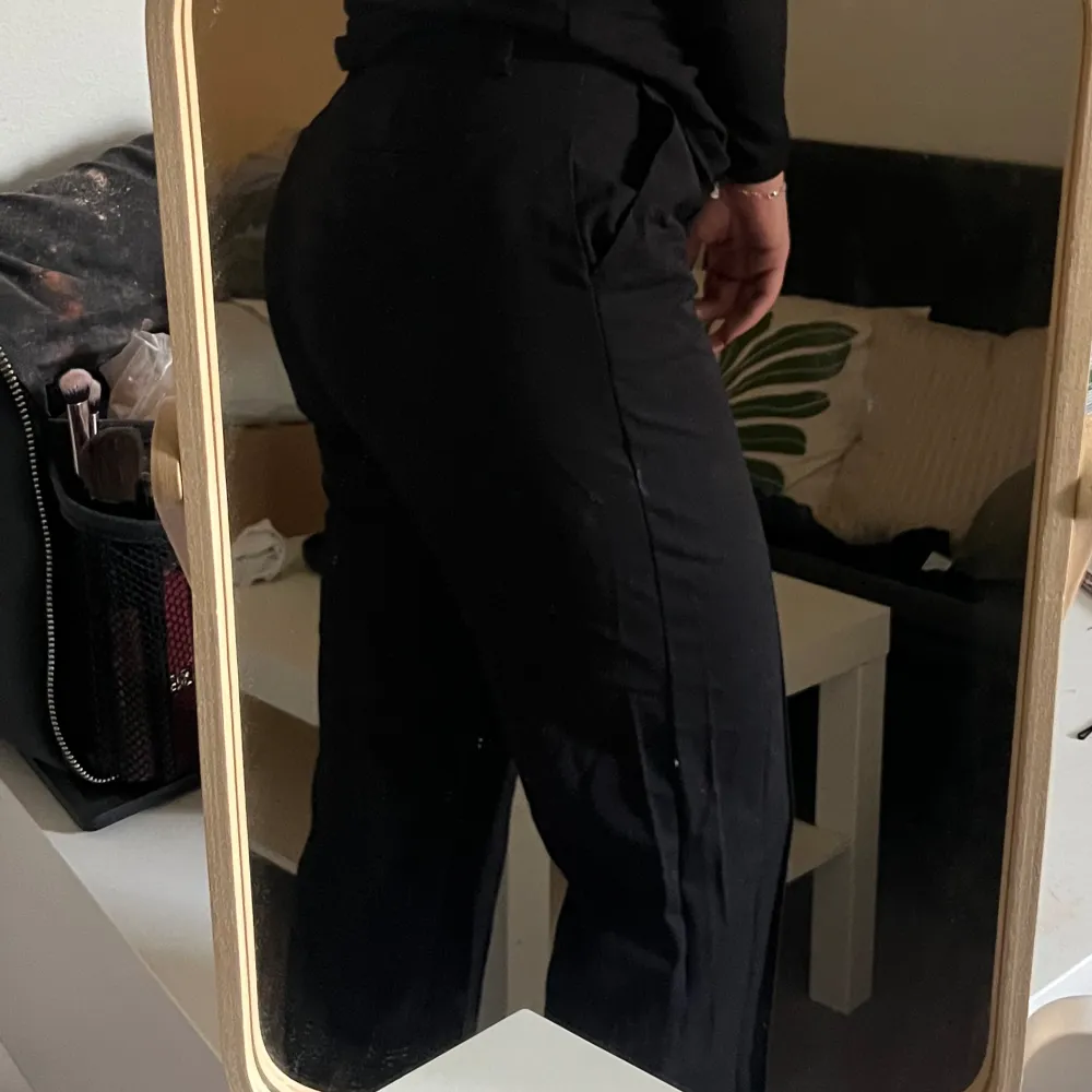 Svarta kostymbyxor från NAKD i storlek 38, använda många gånger men har ingen tecken på defekter. Säljer plagget pga att det inte passar mig längre!. Jeans & Byxor.