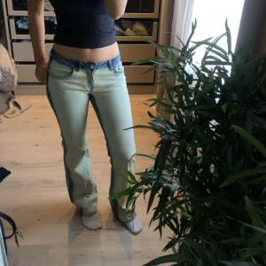 Skit coola lågmidjade jeans med en blekt design. De är i strl 36🥰