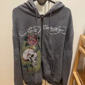 Ed Hardy zip up  Använd 1 gång  Storlek M men oversized  Pris kan diskuteras vid snabb affär 