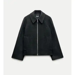 Skitsnygg jacka från Zara i ull som inte kommer till användning. Endast använd 2 ggr. Nypris 999 sek, perfekt till våren!
