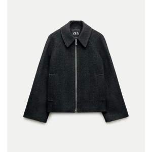 Skitsnygg jacka från Zara i ull som inte kommer till användning. Endast använd 2 ggr. Nypris 999 sek, perfekt till våren!
