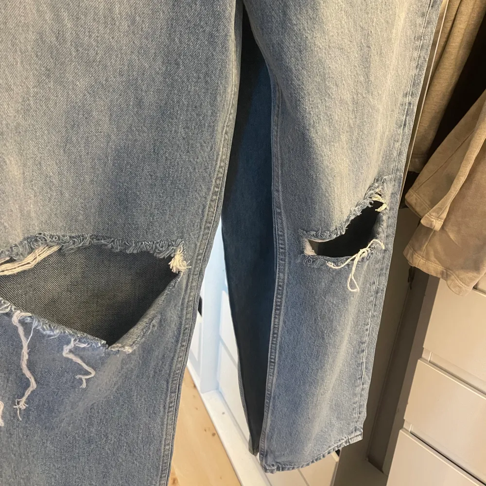 Blå jeans från Ginatricot❣️säljer då dom inte passar mig! Aldrig använda så i bra skick. Jeans & Byxor.