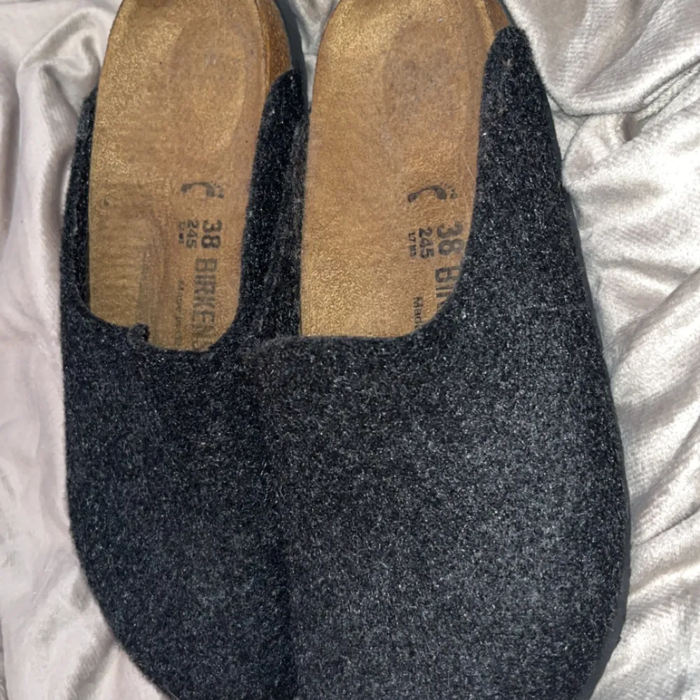 Jättefina och mysiga birkenstock tofflor! Helt oanvända och nya och är i storlek 38!. Skor.