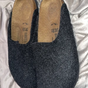Tofflor - Jättefina och mysiga birkenstock tofflor! Helt oanvända och nya och är i storlek 38!