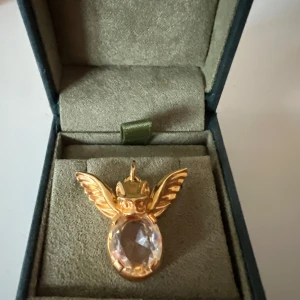 Maria Nilsdotter  - Säljer detta super fina Maria Nilsdotter berlocken i guld. Helt nytt och oanvänt! Skriv vid intresse eller frågor!💖💖