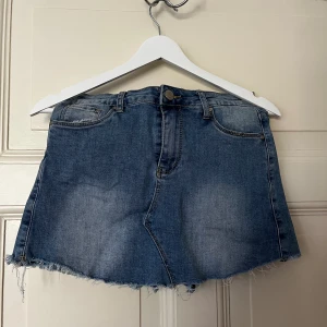 Kjol framtill och shorts baktill  - Jätte snygg kjol som är shorts bakifrån. Bara använd en eller två gånger. 