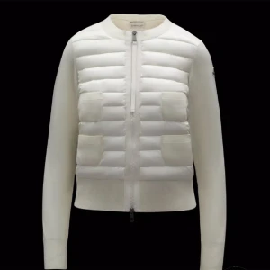 Moncler cardigan  - Hej söker en vit moncler cardigan självklart äkta i storlek xs- m är villig att betala runt 5000 kronor 