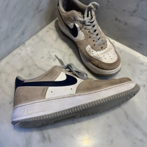 Nike Air Force 1 (vintage) - Strl: 42,5 Använda  Pris: 400 Pris blir lägre vid snabb affär.