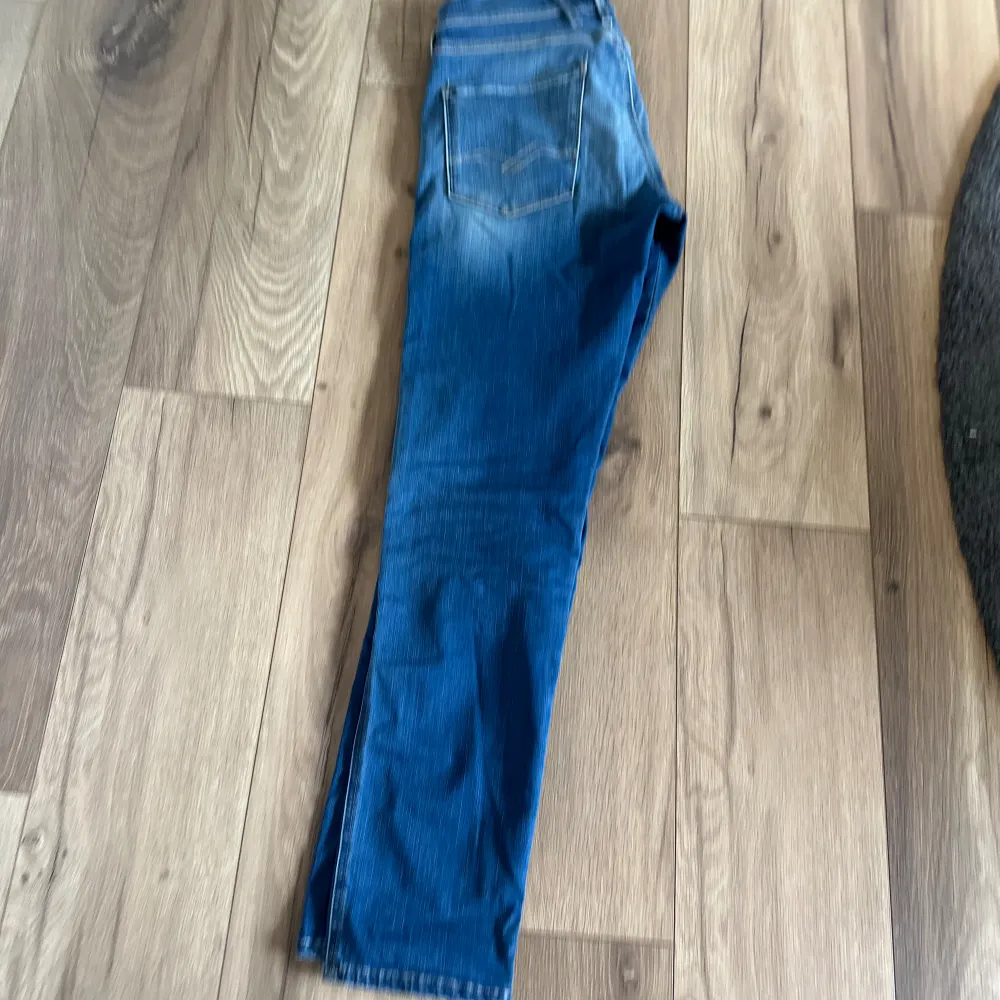 Säljer ett par schyssta Replay Hyoerflex Anbass jeans. Storlek 31/32.. Jeans & Byxor.