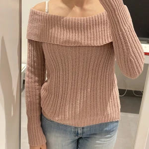 Rosa stickad tröja  - Jag säljer den här stickade off-the-shoulder tröjan köpt från Kappahl. Säljs för att den inte kommer till användning längre. Storleken är 158-164 vilket motsvarar ungefär XS-S.  (Skriv gärna för mer bilder eller om du har frågor kring tröjan!) 