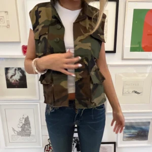 Militärväst  - Skitsnygg unik militärväst!! Najs till våren🧸