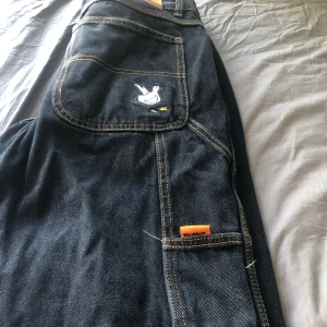 Butter jeans  - Loose-baggy jeans från butter goods. Nypris ca 1200. De är klippta ca 3 cm in längst ner på båda benen (bild 5) vilket går att sy ihop om man vill. Snöret i midjan saknas. Annars är de i bra skick. Kontakta mig för frågor. 😁