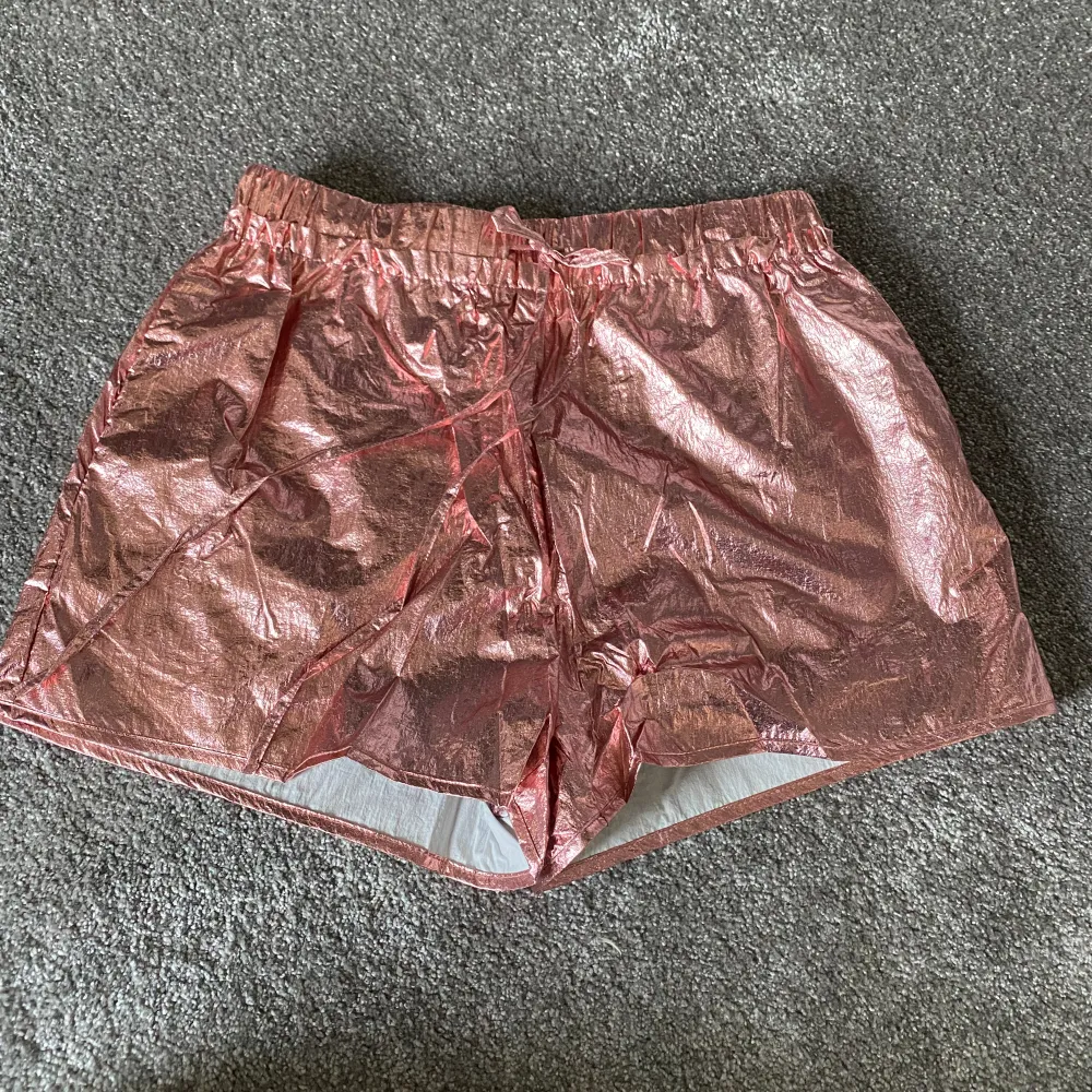 Helt nya rosa metallic shorts från h&m strl 34, helt nya m tags, perfekt till sommarens festivaler . Shorts.