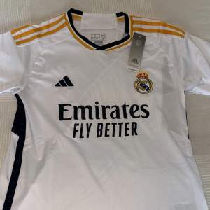 Real Madrid t shirt i storlek S  Helt ny, oanvänd!  Frågor? Skriv i dm!