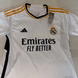 Real Madrid kit - Real Madrid t shirt i storlek S  Helt ny, oanvänd!  Frågor? Skriv i dm!