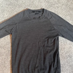 Tiger of Sweden stickad tröja stl:M - Tiger of Sweden stickad tröja  Stl: M 3 st små hål under höger arm håla  (Se bild)