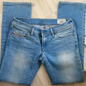 Jättefina låg midjade jeans från märket Diesel i modellen Bootcut and Flare Jeans färgen Light Blie. Tyvärr lite korta på mig för min smak, men så sköna och stretchiga i materialet😫  Nyttpris var 2 000kr och säljer för 700kr eller högst bud!🫶🏼