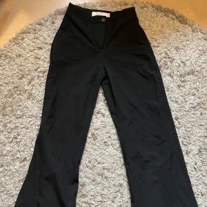 Kostymbyxor  - Kostymbyxor från bershka i storlek 36. Passar bra för längd 162 cm. Sköna byxor. Byxor har använts några gånger men är i bra skick. Svarta.