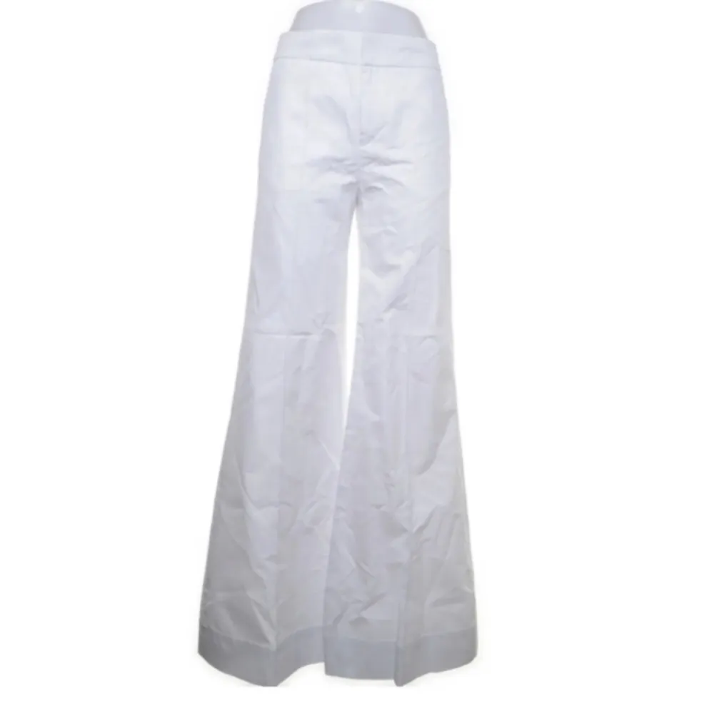 Vida kostymbyxor från Filippa K i vitt, storlek S. Är lite smutsiga längst ned på benen. Jeans & Byxor.