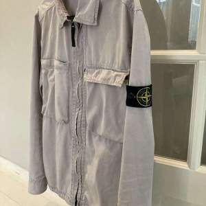 Stone Island Overshirt⭐️ Superbra skick och inga defekter finns. Den är grå men har en cool nyans av lila. Skriv vid minsta fundering eller fråga så löser vi!🦈 (Pris kan diskuteras!)