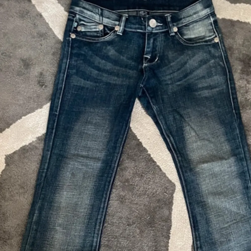 Säljer nu mina jättefina victoria beckham jeans som är bootcut/flare. Storlek S (76cm runt hela midjan, 74cm innebenslängd) Har använt ett fåtal gånger. Inga defekter eller så. Pris kan sänkas vid snabb affär, är även öppen för byten!. Jeans & Byxor.