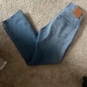 Supersnygga Levis jeans. Modellen heter 501 90’s. Använda vid ca 2 tillfällen så ser helt nya ut. Nypris ca 1250kr. 