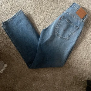 Levis 501 90’s - Supersnygga Levis jeans. Modellen heter 501 90’s. Använda vid ca 2 tillfällen så ser helt nya ut. Nypris ca 1250kr. 