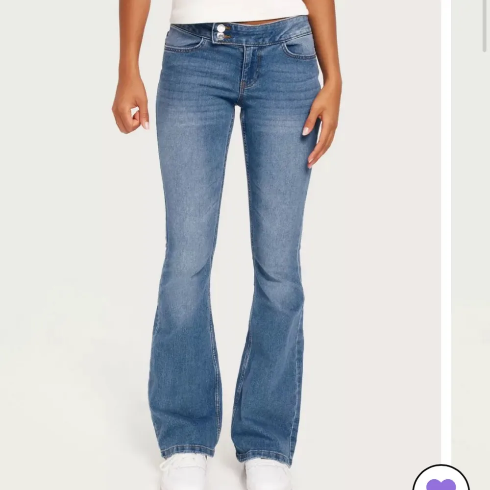 Supersnygga Low waist jeans från vero moda, köpta från Nelly. Storlek S/32💕slutsålda överallt. Helt nya med lapp (dock ramla lappen av när jag prova dem). Säljer då jag inte tycker de passa mig. Nypris 450kr💗Pris kan diskuteras vid snabb affär🤗. Jeans & Byxor.