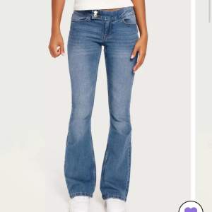 Supersnygga Low waist jeans från vero moda, köpta från Nelly. Storlek S/32💕slutsålda överallt. Helt nya med lapp (dock ramla lappen av när jag prova dem). Säljer då jag inte tycker de passa mig. Nypris 450kr💗Pris kan diskuteras vid snabb affär🤗
