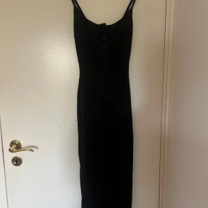 Klänning - Ribbat, varmt material som stickat aldrig använd! Från prettylittlething 