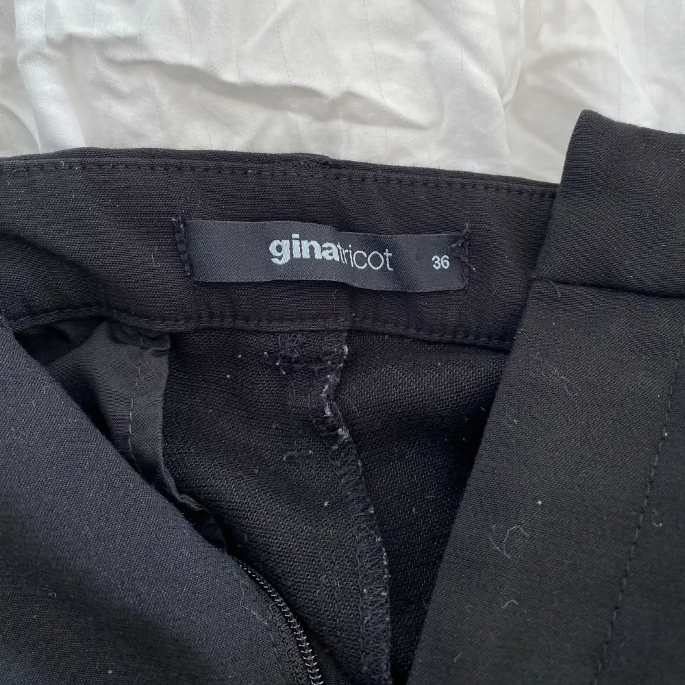 Skit snygga kostymbyxor, svarta, i tall modellen från Gina Tricot 🖤. Jeans & Byxor.