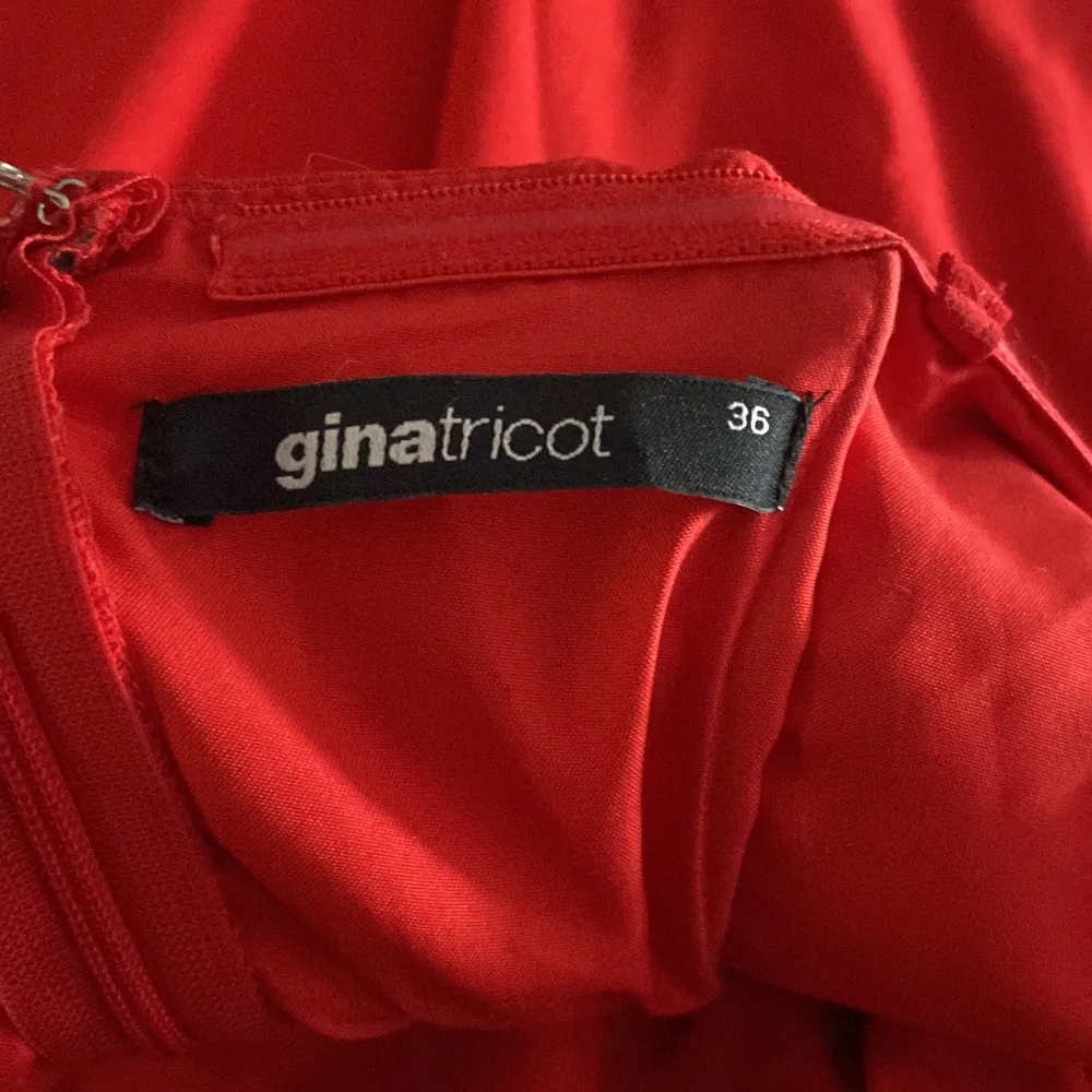 Röd byxdress med en rosett mitt på, utan band och med utsvängda ben från Ginatricot. . Klänningar.