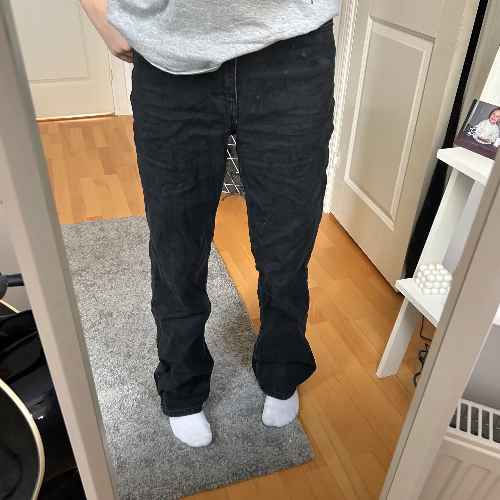 Svarta jeans från Only, använda en gång. Mid-high waist i storlek 28/32 och passar mig som är 169cm lång🫶🏼. Jeans & Byxor.