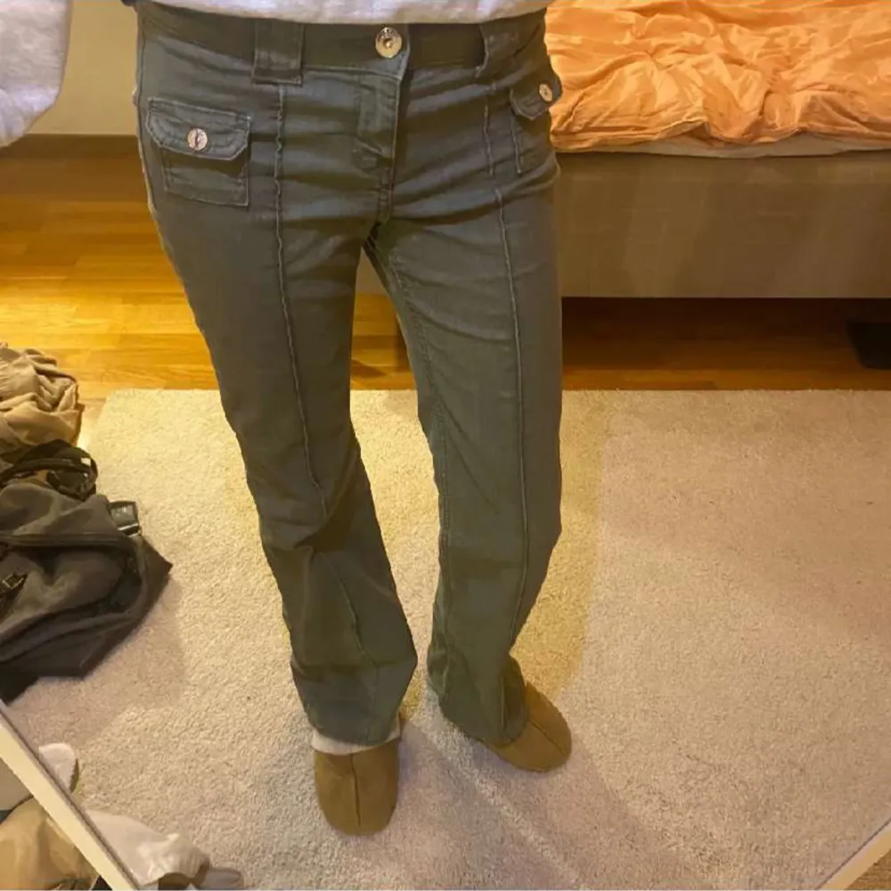 Säljer dessa populära gröna jeans från hm, slutsålda i butik! Midjemått mått: 34, fast hyfsat stretchiga och Innerbens längd: ca 80❤️ Kontakta privat om frågor❤️. Jeans & Byxor.