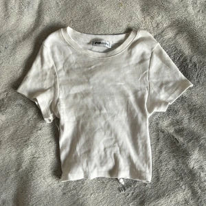 Vit magtröja - Oanvänd och i bra skick Passar till sommar☀️ Ge gärna prisförslag och köp gärna via köp-nu funktionen 💕 Storlek Xs