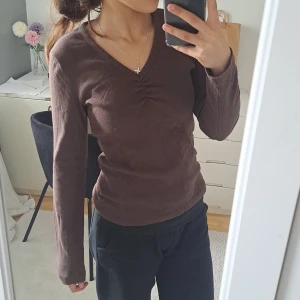 V-ringad tröja - Varan är i bra skick och säljer eftersom den inte kommer till användning💛