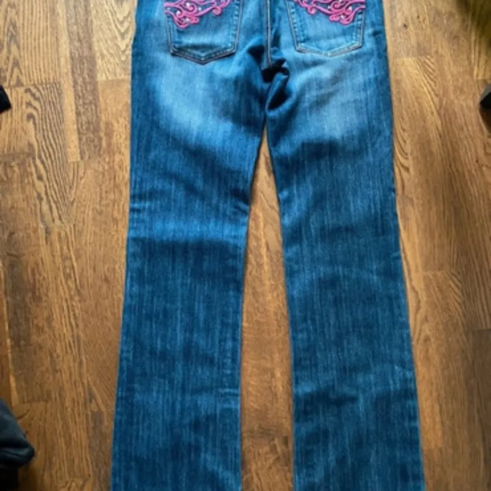Super söta jeans med fina detaljer både fram och bak! Passar i längden på mig som är 168. Jätte bra skick men använd några gånger.. Jeans & Byxor.