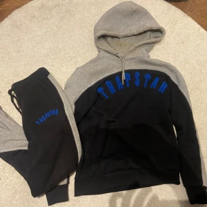 Trapstar Tracksuit  - Äkta Trapstar tracksuit från deras hemsida, tullavgiften fick jag käka så därav priset, inte så använda, storlek S/M skriv vid andra frågor 