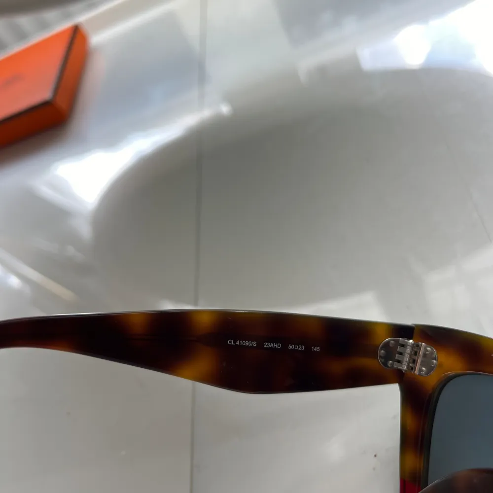 Klassiska solglasögon från Celine med two-toned frame. Soft cover följer med. Modell: CL41090/s Lens width: 50mm Bridge size: 22mm De är använda och finns obetydliga repor här och där som jag verkligen försökte att fånga . Nypris: 4379 kr. Accessoarer.