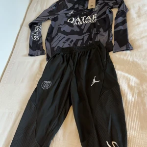 Psg tracksuit  - Helt ny då prislapp är kvar!  Bra skick!  Storlek S