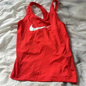 Nike PRO topp - Träningstopp från Nike! Säljer då den inte kommer till användning! Knappt använd ❤️