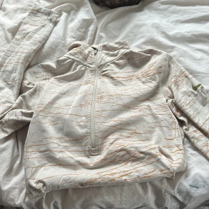 Nike träningströja - Träningströja från Nike! Använt ganska många gånger, använde mest förut när jag brukade springa men har slutat så kommer inte till användning! Men den är så skön ❤️