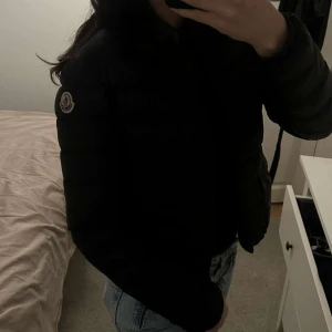 Moncler jacka  - Säljer nu en Lans short down jacket från moncler, den har använts flitigt. Har ett litet hål vid armen men inget man lägger märke till. Annars ser den bra ut. Sjävklart äkta, kvitto medföljer.