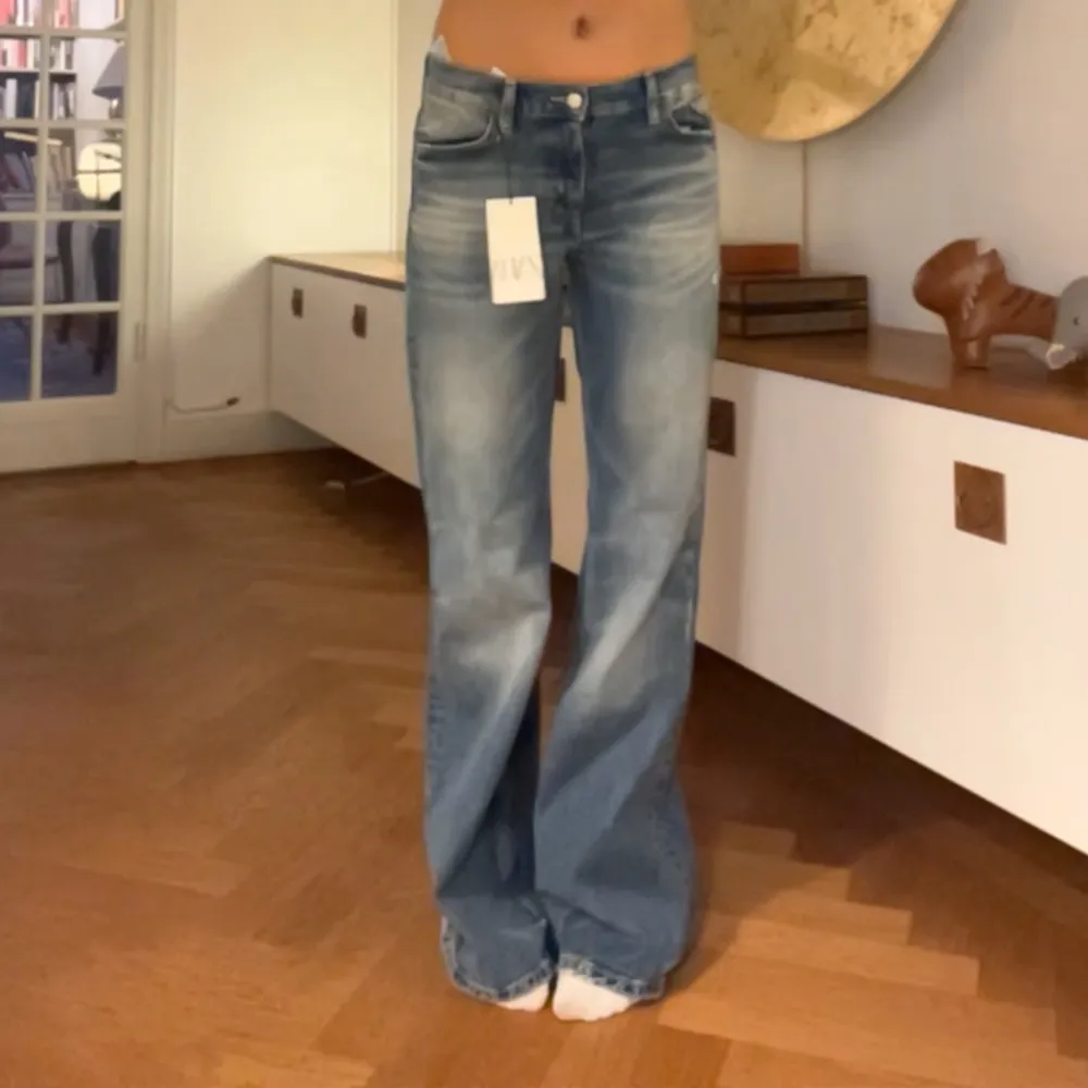 Så snygga jeans i perfekt modell, säljer då jag har för många. Jag är 166 och är en S/M. Ytterst lite använda.. Jeans & Byxor.