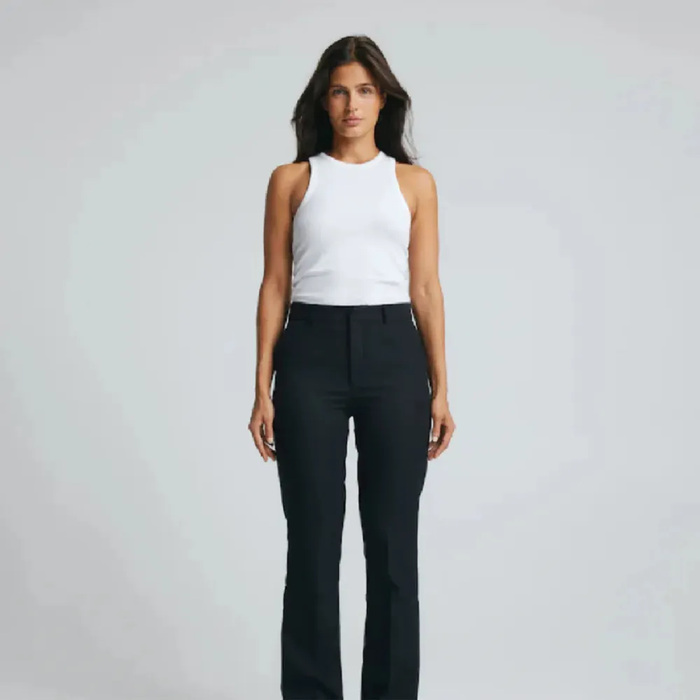 Kostymbyxor från bikbok i storlek 34, modell vilma. Säljer då de inte kommer till användning längre!💗. Jeans & Byxor.