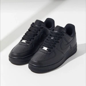 NIKE AIR FORCE 1 - Svarta Nike Air i mycket bra skick. Köpta för 1199kr. Fåtals gånger använda. Inga difekter på utsidan. Litet hål i vänstra hälen som jag lagat. Har även lagt på häl skydd på båda skorna för att skydda mot skoskav. Priset går att diskutera!❤️