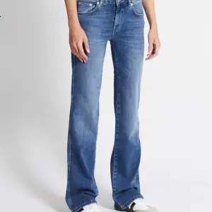 En par mörkblå jeans köpta på lager 157 för 400kr, använt 3 ggr och därför säljer jag för att dom inte kommer till användning.