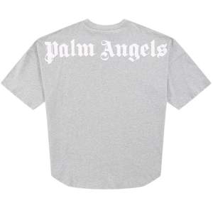 Palm angels classic logo over tshirt som är väldigt stor! Det är storlek S men den är meningen att vara väldigt lång i armarna! Hör gärna av er vid fler frågor och innan köp