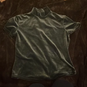 Turtle neck t-shirt - I bra skick, har inte varit använt mycket. Osäker på storlek eftersom det inte står men ungefär S-M kanske.