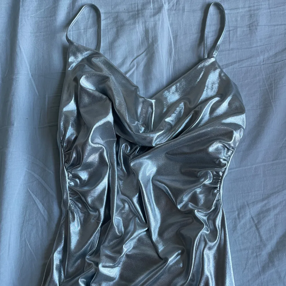 Säljer denna fantastiska klänningen i ”silkes” material, då jag inte gillar hur den sitter på mig. Den har en slits vid benet och justerbara band. Bara använd en gång:) Nypris 700kr. Klänningar.